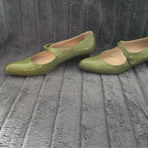 Manolo Blahnik Green Patent Kitten Heels - Picture 3 of 9